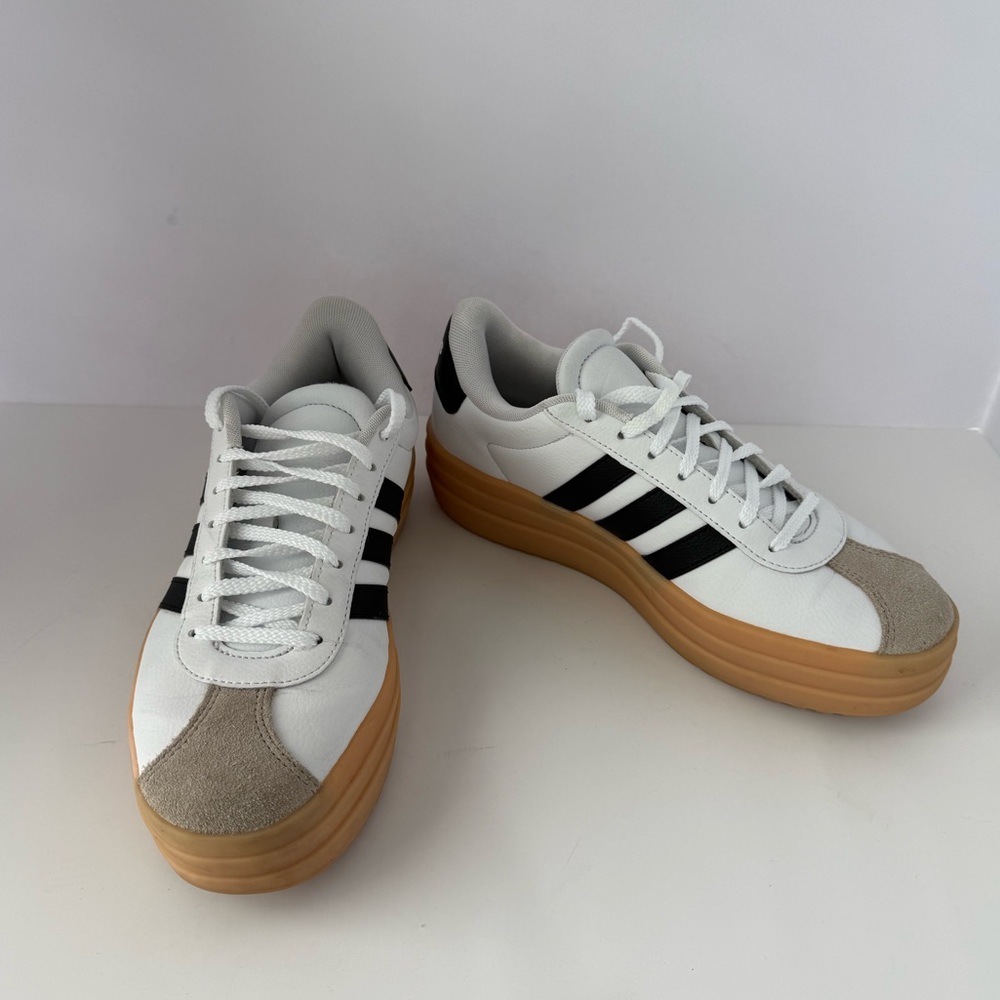 WOMEN’S ADIDAS WHITE BLACK PLATFORM SNEAKERS GUM SOLE SZ WOMEN 8.5/YOUTH 7